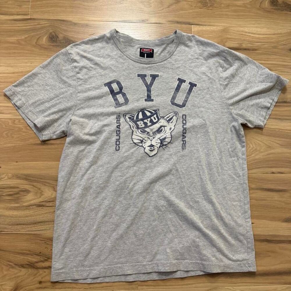 Gray BYU Cougars college sports mascot graphic tee Size large